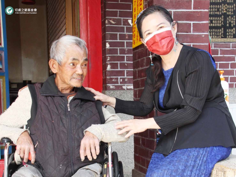 聲樂家簡文秀老師捐贈愛心紅包，伴弱勢家庭歡喜慶新年