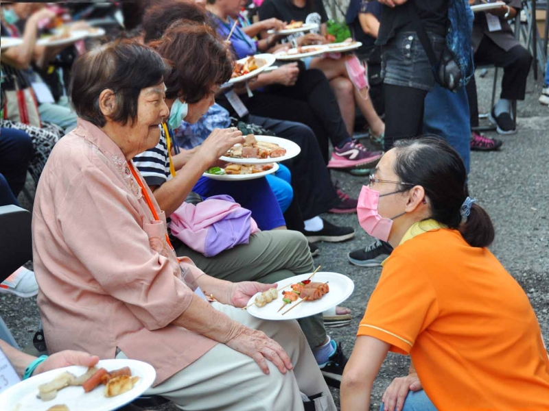 中秋齊賞月，獨老烤肉趣