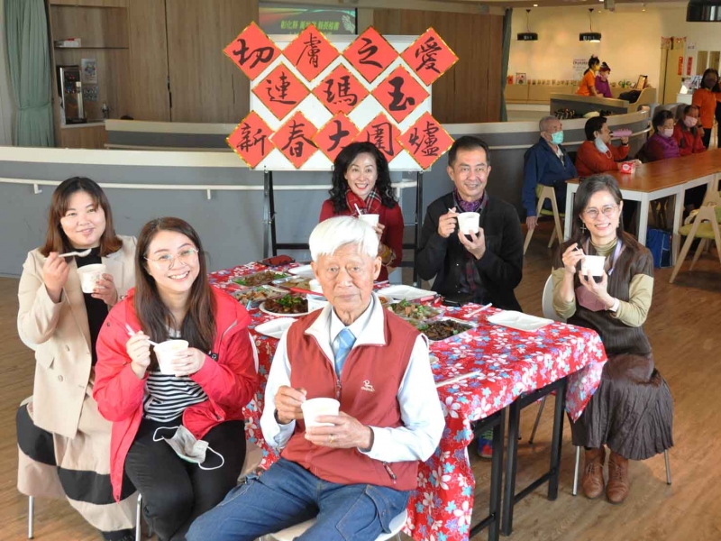 【112年1月17日】大村鄉長陪伴連瑪玉失智老寶貝，歲末迎兔過暖年